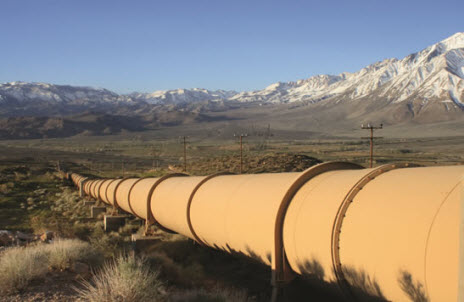 picture of oli pipeline and foreground and mountain range in background